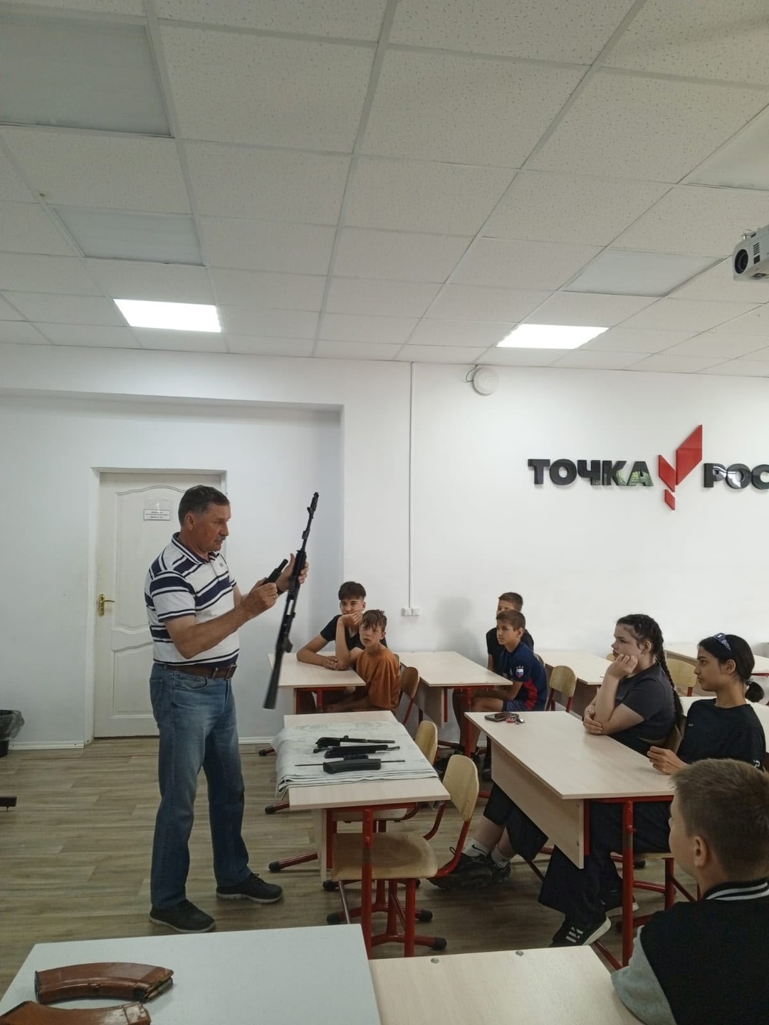 Увлекательное занятие по основам военной подготовки.